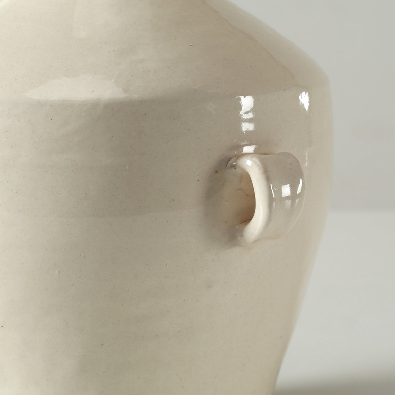 Env. Vase 9 po en céramique émaillée blanc cassé avec deux poignées décoratives (ouverture de 2,8 po)