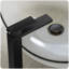 Robinet de lavabo vasque noir à poignée simple avec tuyau d'alimentation en eau au-dessus du comptoir et drain escamotable-129509083