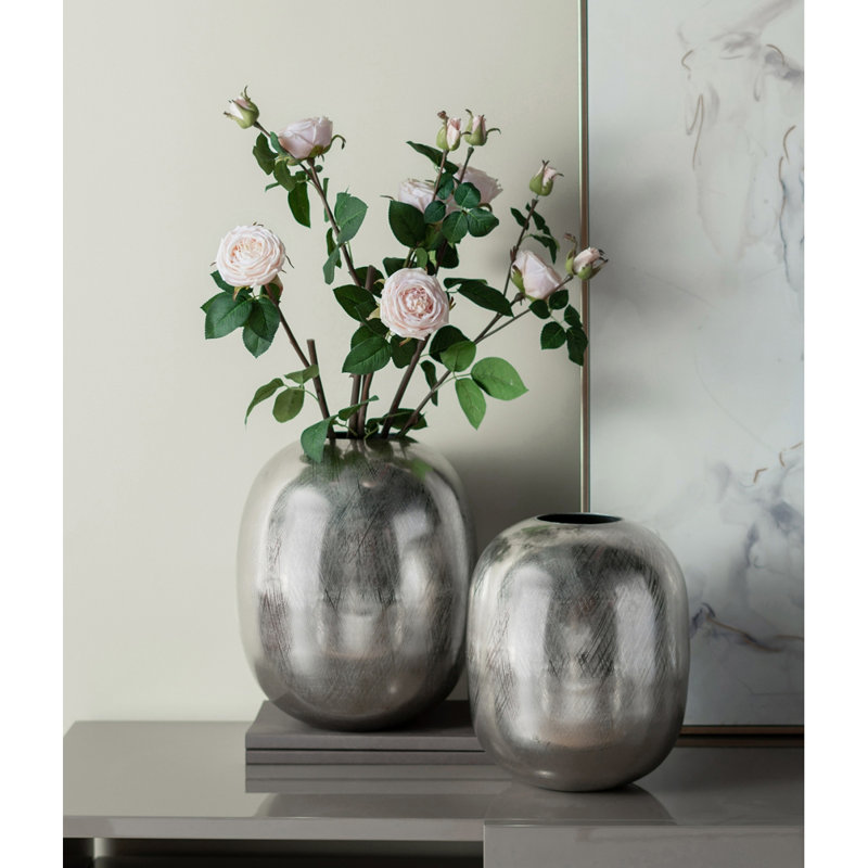 Vase en aluminium 10,5 x 10,5 x 13 po, stries argentées