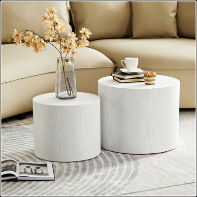 Ensemble de 2 tables d'appoint et tables basses en panneau de fibres à densité moyenne avec placage en bois de frêne, de chêne et de noyer, parfait pour un décor polyvalent et élégant.