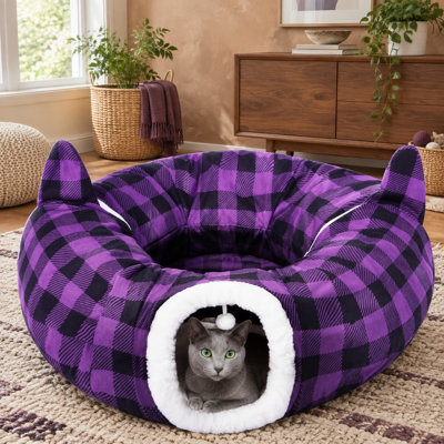 Ce lit tunnel pliable en forme de beigne, orné d'un motif à carreaux Buffalo pour l'Halloween, comprend une balle suspendue pour les chats et les petits animaux et peut également servir de décoration intérieure ou extérieure.