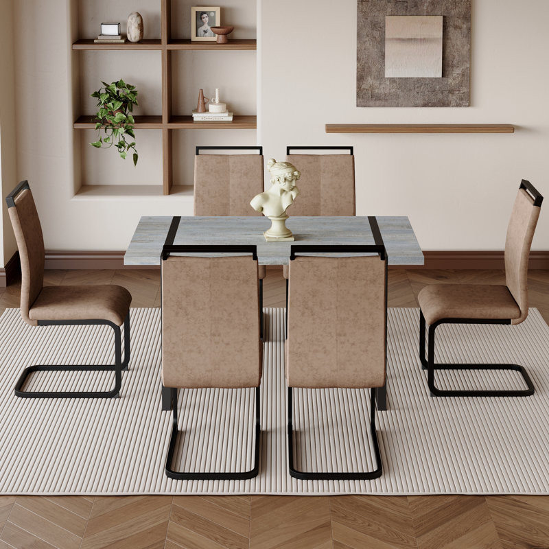 Ensemble de table et de chaises. Table de salle à manger moderne en bois aggloméré texturé en marbre gris minimaliste avec structure en métal et 6 chaises en tissu brun avec pieds noirs arqués.