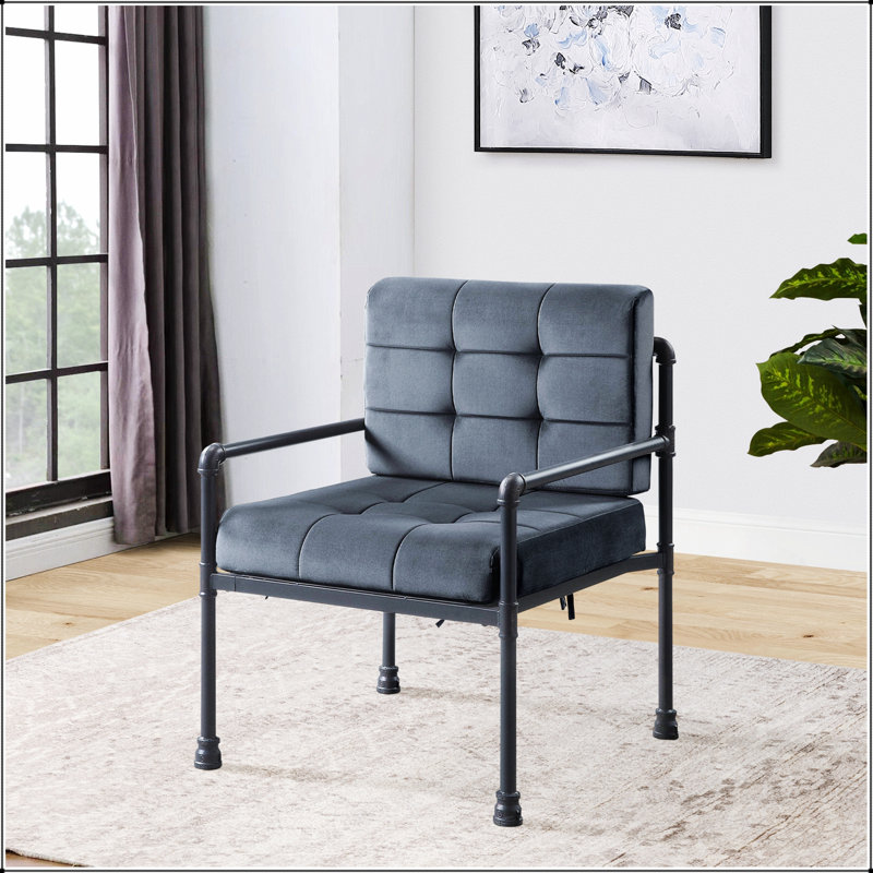 Fauteuil d'appoint de style industriel avec cadre en métal durable et siège confortable, parfait pour les intérieurs modernes.