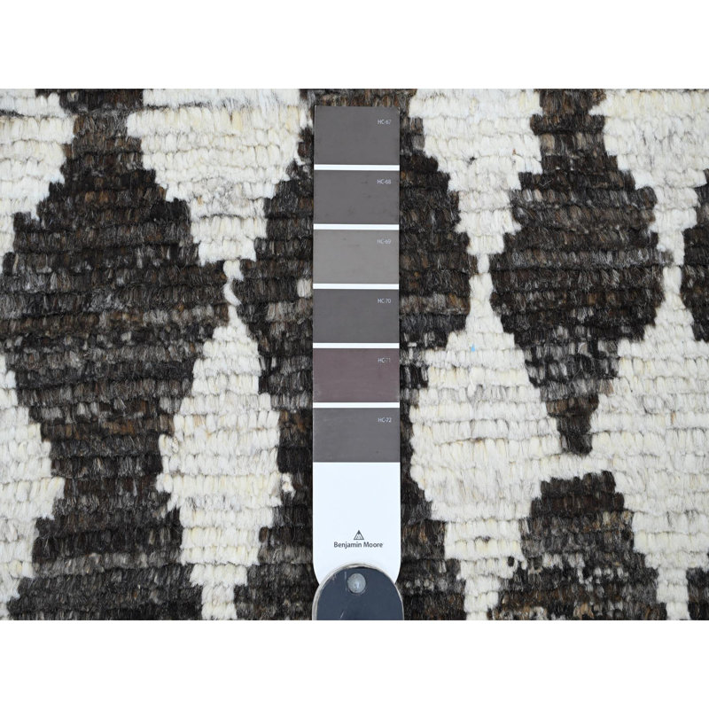 Tapis oriental texturé 5 pi 6 po x 8 pi gris tissé à la marocaine avec motif géométrique, ton sur ton, noué à la main, velours doux