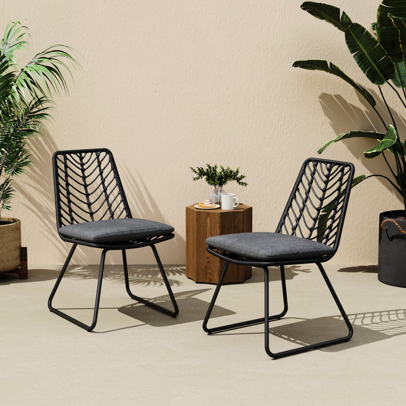 Chaise d'extérieur grise avec housses de coussin - Design transitionnel