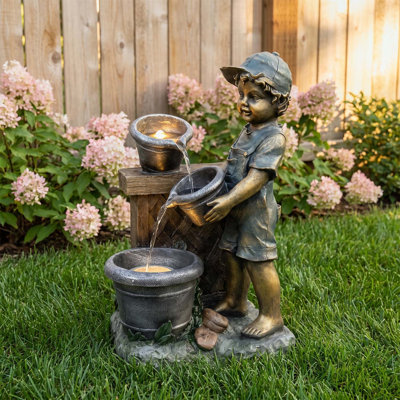Fontaine pour garçon rétro de 24,02 pouces avec lumières DEL chaudes, débit d'eau en cascade et finition bronze pour les jardins et les patios