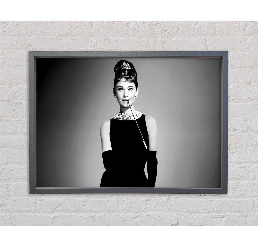 Audrey Hepburn Zigarette Frühstück bei Tiffanys - Einzelner Bilderrahmen Kunstdrucke auf Leinwand