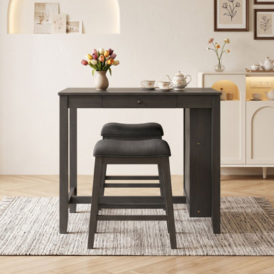 Ensemble de table de bar avec prise de courant intégrée, tiroirs latéraux doubles, tablettes de présentation et 2 tabourets de bar pour la maison