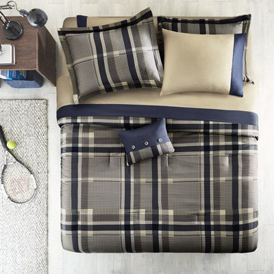Grand édredon et drap à motif écossais bleu marine. Comprend un édredon, 2 taies décoratives, un oreiller, des draps et des taies d'oreiller. . Facile à nettoyer. . Décoration de chambre à coucher avec draps taupe. Contient un drap plat et un rembourrage ajusté.