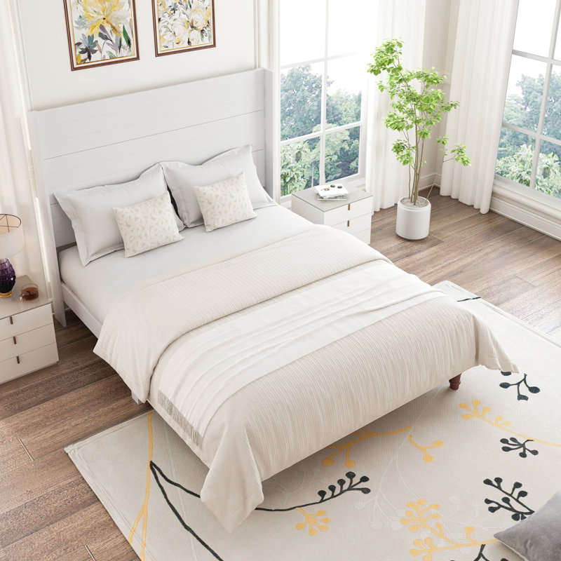 Le grand lit de 54 po de la tête de lit, blanc, crée un coin de lecture paisible et confortable, fait de contreplaqué, de bois d'hévéa et d'un élégant lit blanc en pin avec une tête de lit haute, offrant un espace de détente calme
