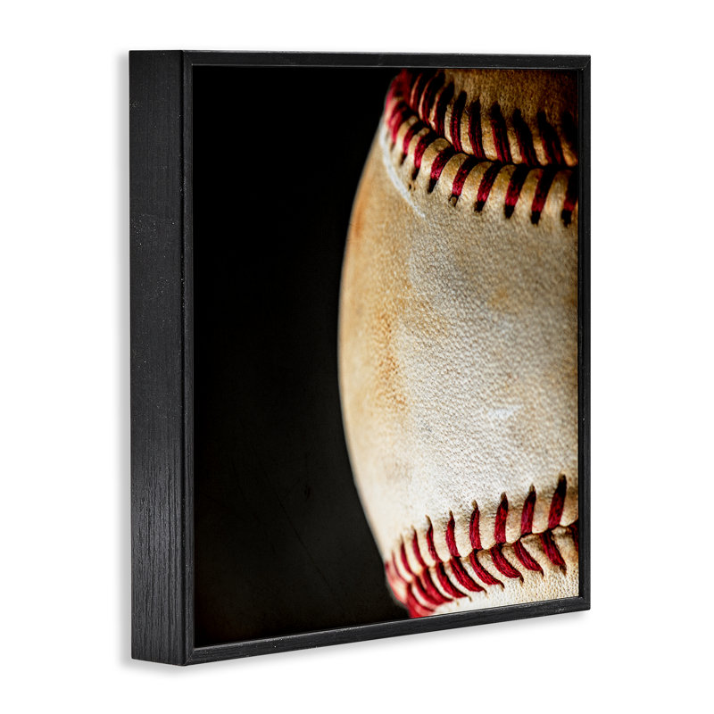 Baseball, gros plan sur giclée encadrée noire, design par Kim Allen, H 12 po x l 12 po, Giclée encadrée noir minuit