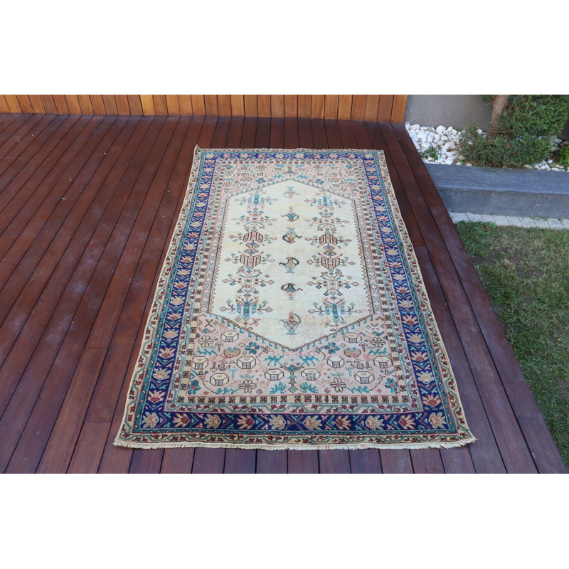 Authentique tapis turc rétro dans de belles teintes de rouge et de bleu pour un ajout chaleureux et invitant