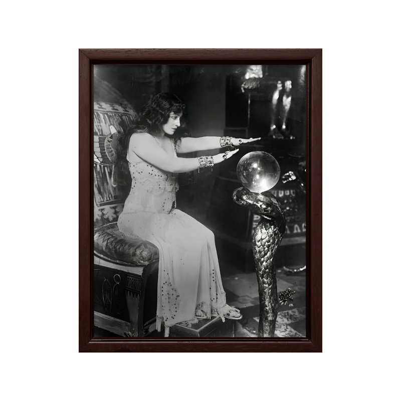 Fortune Teller No3, Canevas, Encadrement brun, H 11 po x l 14 po