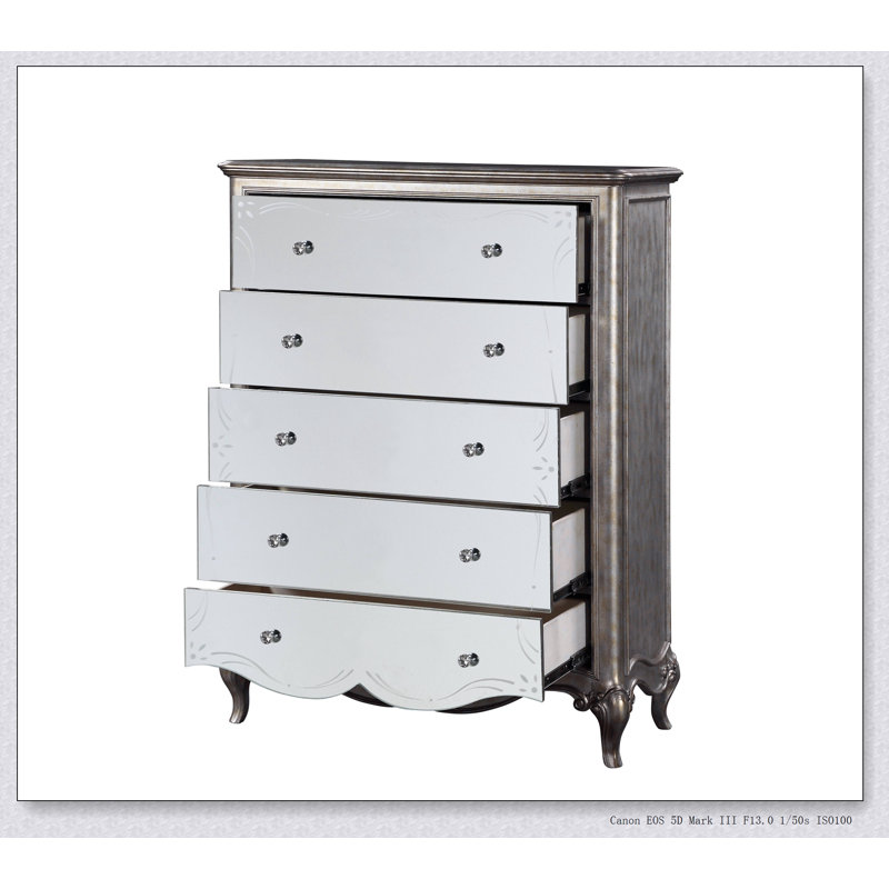 Commode Esteban à finition champagne antique avec cinq tiroirs spacieux et façades en miroir élégantes pour un rangement et un style améliorés