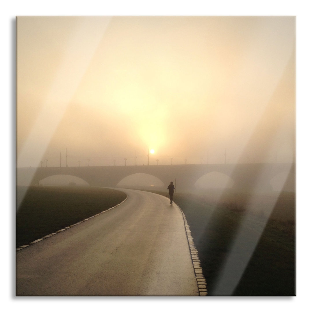 Ungerahmtes Foto auf Glas "Läufer im Morgennebel"