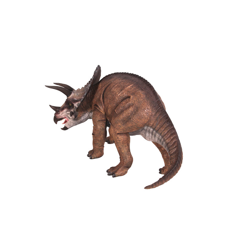 Statue à l’échelle de dinosaure tricératops