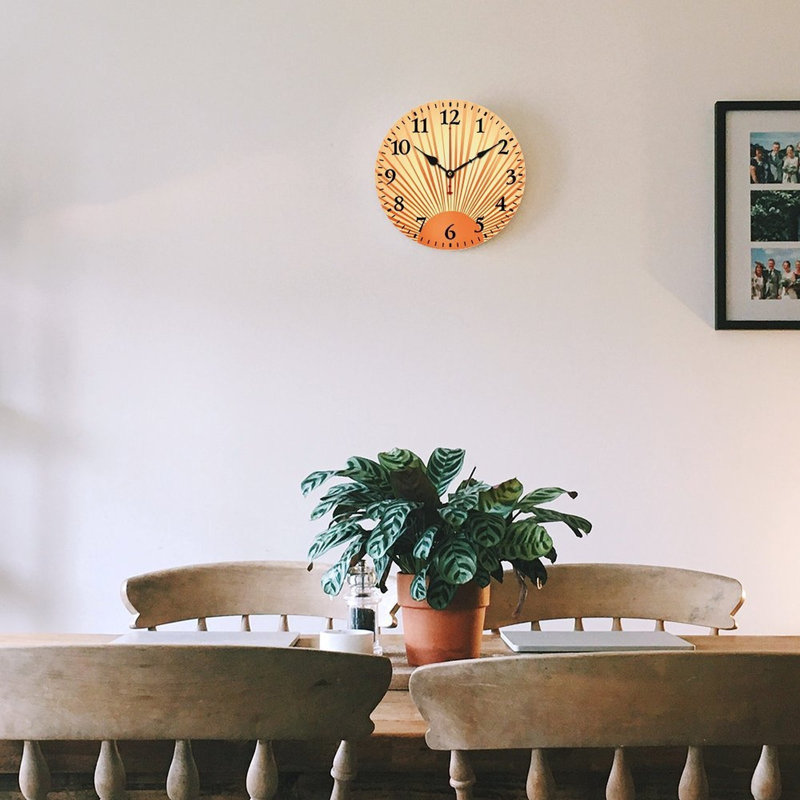 Horloge murale orange 12 po x 12 po Sunburst