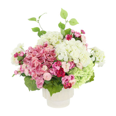 Hortensias et renoncules disposés en pot en céramique