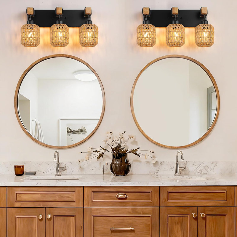 Luminaire de salle de bain 3 lumières en rotin sur miroir rustique