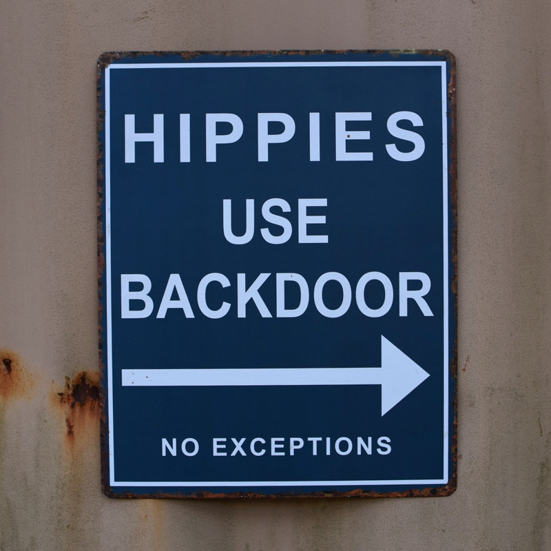 Drôle de hippies rétro utilisant une porte en métal avec porte en métal