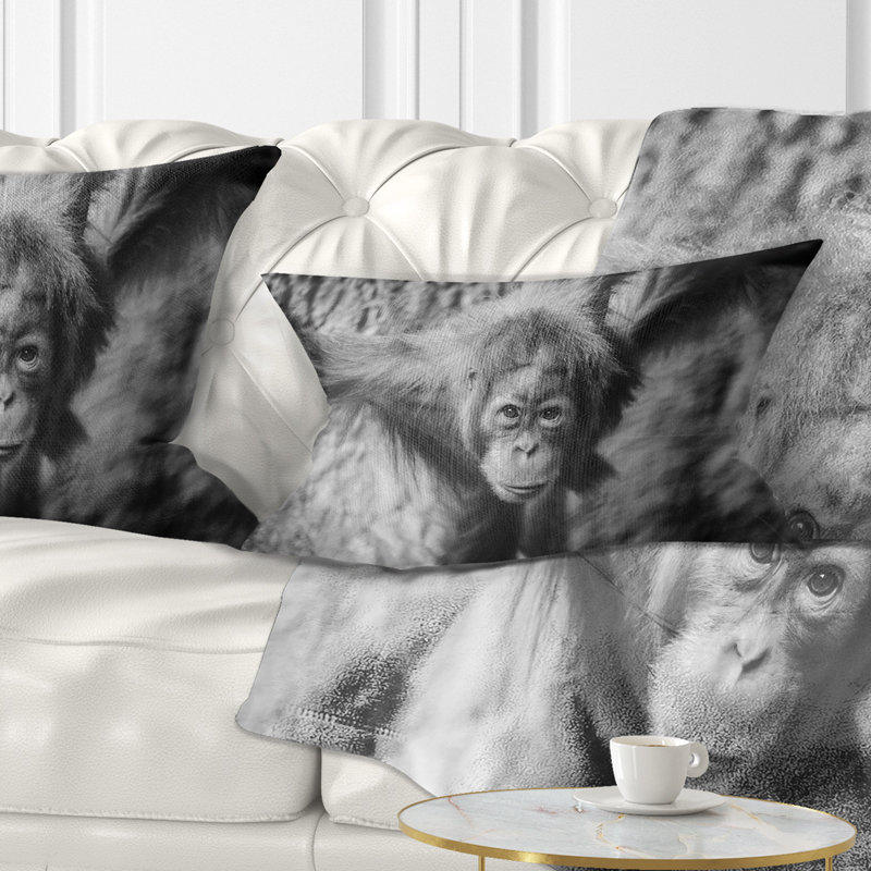 Coussin à imprimé animal noir Young Orangutan