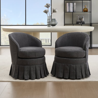 Chaises demi-tonneau revêtues de lin