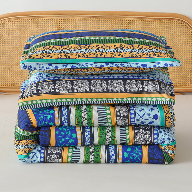 Ensemble de housse de couette à motif rayé bohémien 2/3-pièces avec un style artistique libre d'esprit crée un espace de chambre chaleureux et confortable.