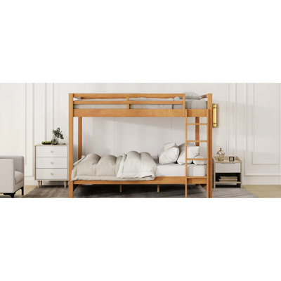 Grand lit, lit superposé, couleur du bois, bois de pin, caractéristiques, économie d'espace, chambres à coucher dans un chalet, espace limité, facile à assembler