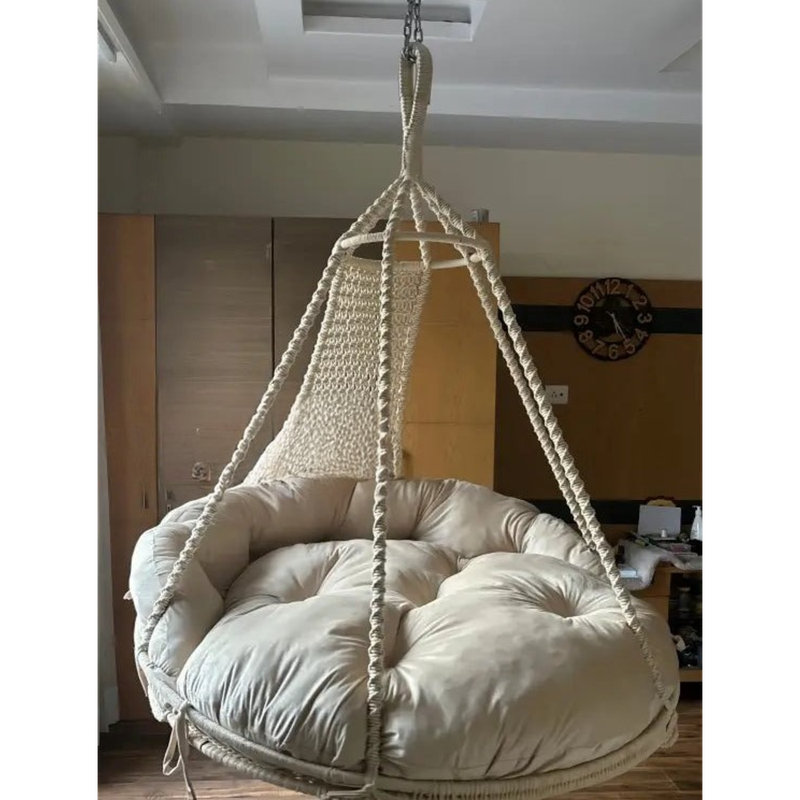 Balancelle en forme de lune pour la détente et le confort intérieur et extérieur