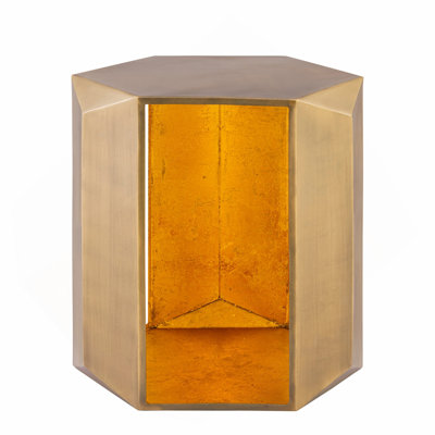 Style moderne Conçu avec plusieurs panneaux angulaires, table de bout, table d'appoint en tôle d'aluminium en laiton antique avec intérieur en feuille d'or