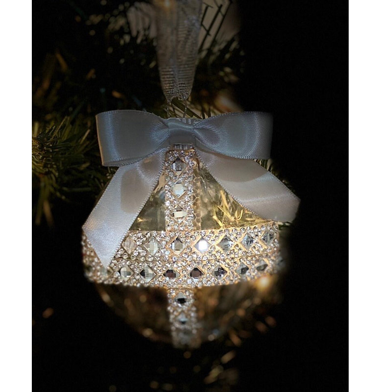La collection Silver: ornement en forme de diamant en forme de croix en strass avec un nœud en satin argenté