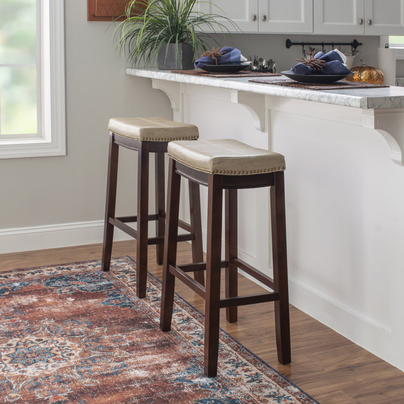 Tabouret de comptoir et de bar en bois massif sans dossier avec siège rembourré Bartonville, Beige simili cuir / Brun foncé