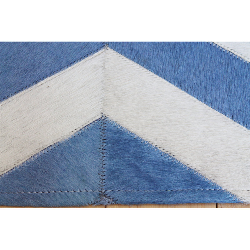 Area Cowhide Chevron Area Rug in Blue/Cream, Rectangle 4' x 6'