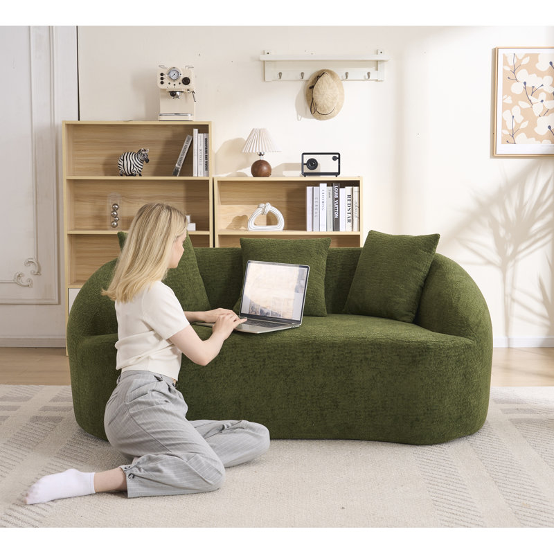 Canapé incurvé moderne sans dossier avec dossier amélioré et revêtement en chenille pour une assise confortable dans des espaces compacts.