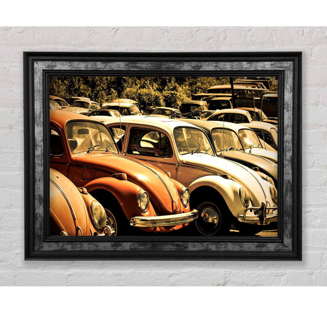 Old Volkswagen Beetle Junkyard - Einzelner Bilderrahmen Kunstdrucke