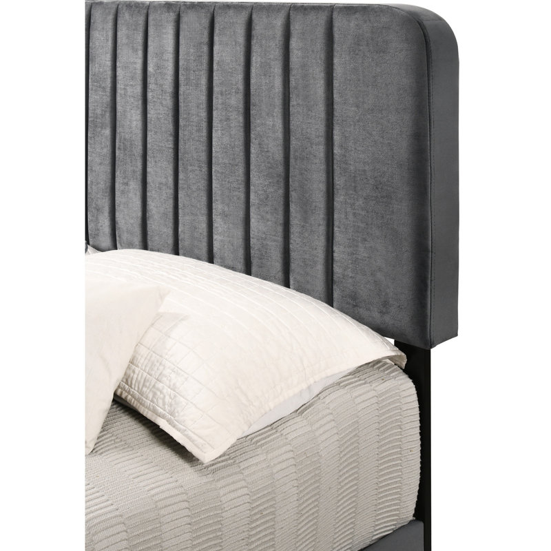 Très grand lit gris avec une touche moderne - Espace de détente généreux, matériaux de qualité, s'adapte à un espace contemporain de taille standard pour une détente confortable, revêtement chic, construction