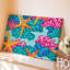 Toile d'un motif de textile vibrant avec un thème sous-marin animé mettant en vedette une grande étoile de mer stylisée en orange vif et toile-1064359960