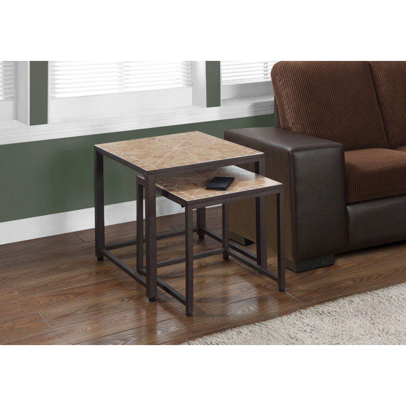 Ensemble de 2 tables gigognes élégantes avec plateau en tuiles et structure en métal, peu encombrantes et polyvalentes
