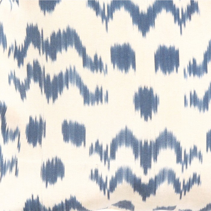 Oreiller turc bleu en soie Ikat 20 po