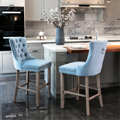 Velours de style contemporain rembourré avec capitonnage à boutons, garniture cloutée, décoration bleue, cadre en bois massif, coussin confortable,