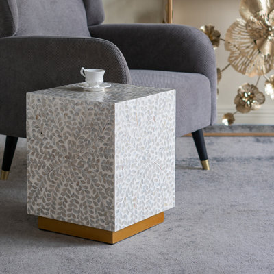Tabouret d'appoint carré avec finition coquille de Capiz blanche et base piédestal dorée