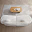 Boucle courbée à 3 places, de couleur blanche, de forme papillon et en forme de croissant, idéale pour la chambre à coucher, assise moelleuse moyenne confortable, structure en eucalyptus uni blanc, conception moderne avec forme, haute densité