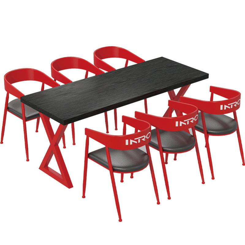 Table et chaises de style industriel