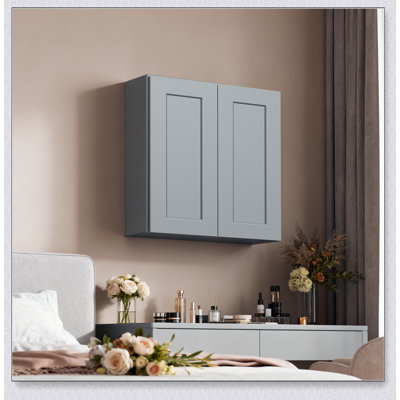 Armoire murale en bois massif avec portes à fermeture amortie et étagères réglables pour des solutions de rangement polyvalentes à domicile