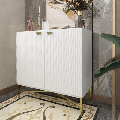 Armoire de bureau blanche luxueuse à deux portes, finition laquée brillante, pieds fuselés dorés et surface lisse. Idéal pour ranger les fournitures de bureau. Parfait pour un bureau à domicile. Portes à motif diamant et lignes noires épurées. Étagères ajustables pour la vaisselle.