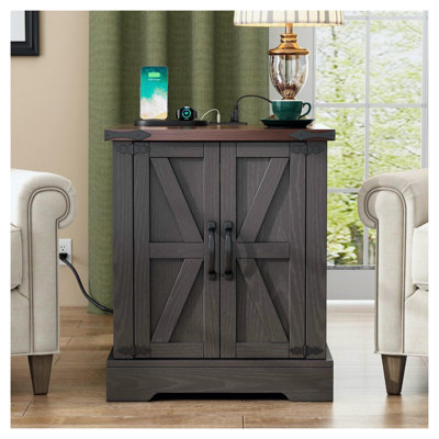 Table de bout Farmhouse avec station de charge, table d'appoint en bois rustique avec portes de grange et tablette réglable, table de chevet polyvalente gris noyer pour le salon et la chambre à coucher