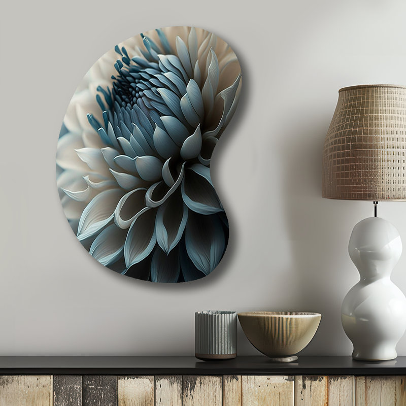 Bleu et blanc fleurs de dahlia II - art mural en métal asymétrique, impression de sculpture murale
