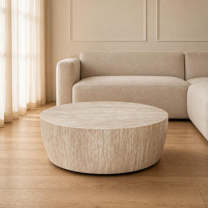 Table basse fonctionnelle à deux niveaux avec surface artisanale de qualité supérieure, base portante robuste, silhouette arrondie douce