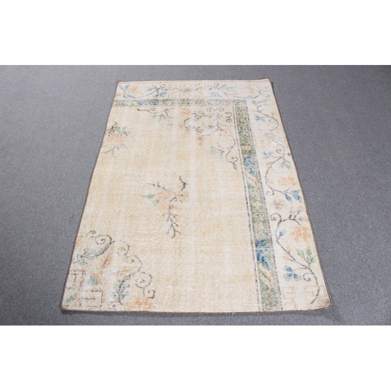 Tapis turc rétro beige avec motifs géométriques et composition en laine, idéal pour les besoins de cuisine
