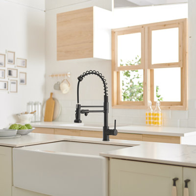 Robinet de cuisine rétractable à poignée simple avec accessoires